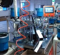 
                                紐扣自動組裝機                                